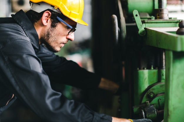 O jovem trabalhador americano pretende trabalhar em uma fábrica industrial pesada.