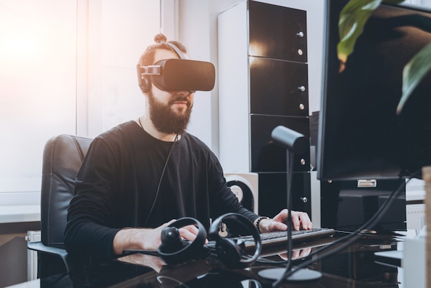 Foto o jovem vestindo óculos de realidade virtual