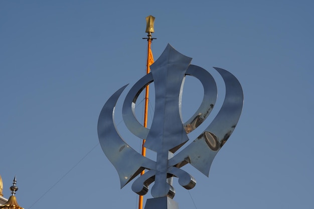 O Khanda o símbolo da fé Sikh que atingiu sua forma atual por volta da década de 1930