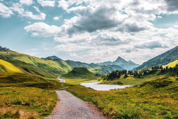 Foto o korbersee é um lago de alta montanha na passagem de hochtannberg, na áustria