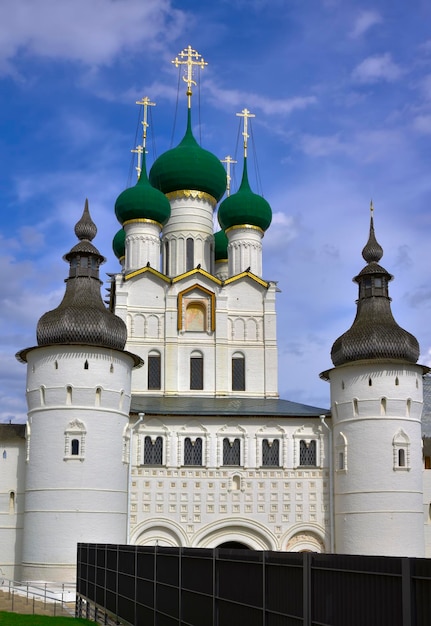 O Kremlin de Rostov, o Grande A Igreja de São João, o Teólogo atrás da muralha da fortaleza Arquitetura russa do século XVII Rostov Yaroslavl região Rússia 2022