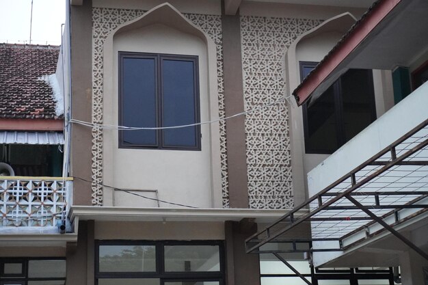 O lado superior da janela de vidro do edifício da mesquita é ornamentado com paredes marrons