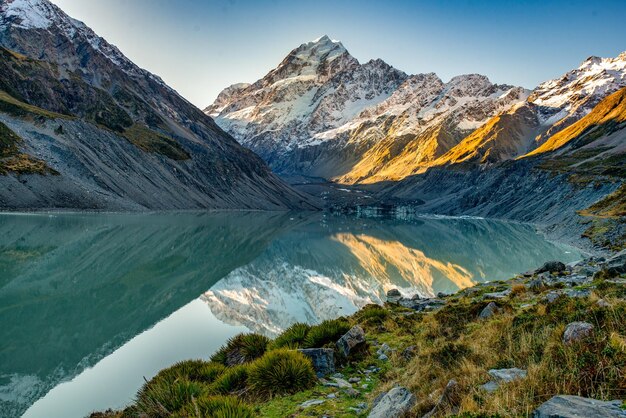 Foto o lago alpino glacial no vale de hooker, situado na base dos picos mais altos do sul