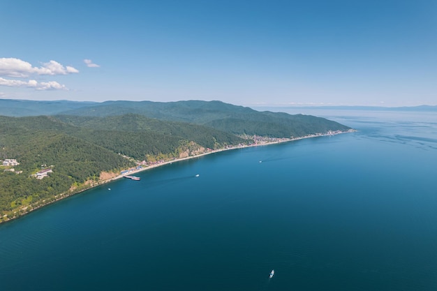 O Lago Baikal é uma joia azul maravilhosa emoldurada por belas montanhas e florestas. Vista aérea cinematográfica épica Lago Baikal. Vista aérea do lago azul e florestas verdes.