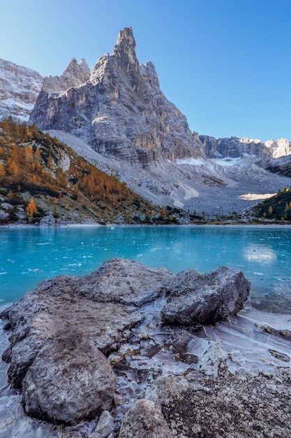 O lago congelado Sorapiss e a majestosa província de Dolomites Alp Mountains de Belluno Itália