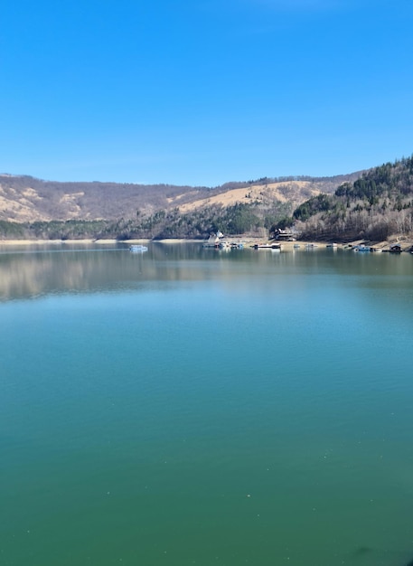 O lago é um belo lugar para nadar.