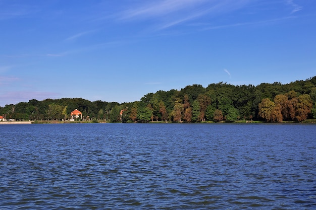 O lago em Moritzburg Schloss na Alemanha, Saxônia