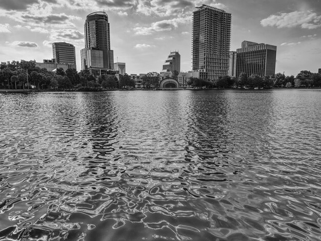 O lago na cidade é lindo.