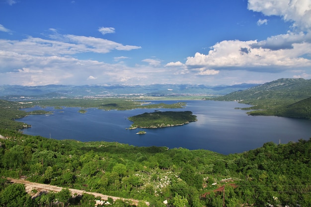 O lago nas montanhas da albânia