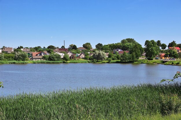 O lago perto do castelo de Nesvizh no país da Bielorrússia