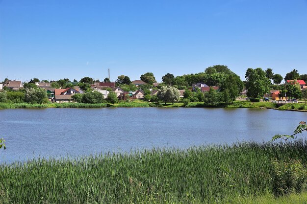 O lago perto do castelo de nesvizh no país da bielorrússia