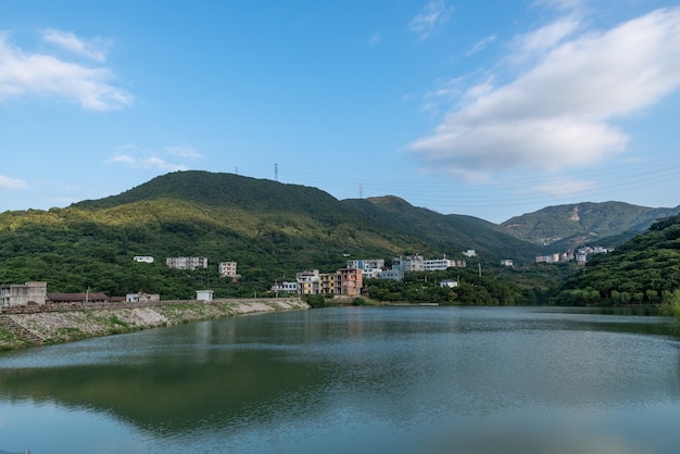 O lago reflete as montanhas e aldeias