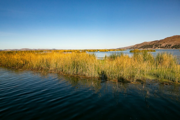 O lago titicaca é o maior lago da américa do sul e o lago navegável mais alto do mundo