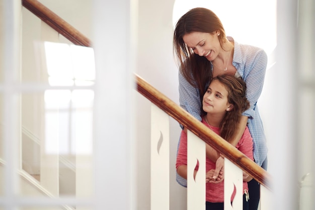 O lar é onde quer que estivessem juntos Foto de uma jovem mãe e filha felizes aproveitando seu tempo juntos