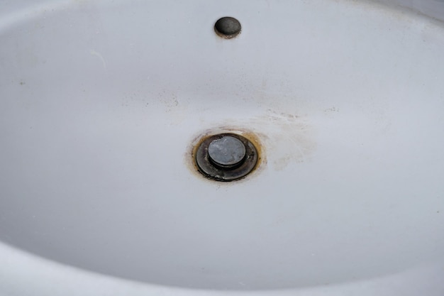 O lavatório está sujo, anti-higiênico, tem escamas e ferrugem. conceito de limpeza de cozinha.