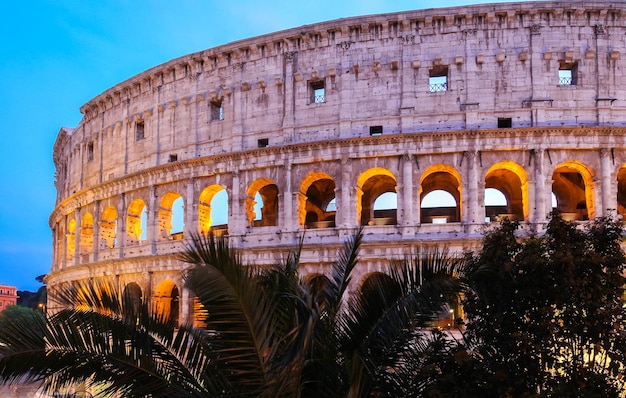 O lendário Coliseu à noite Roma Itália