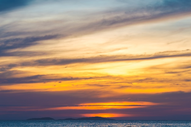 O lindo céu e mar ao pôr do sol.