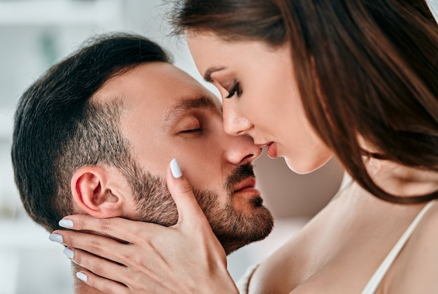 O lindo homem e mulher se beijando