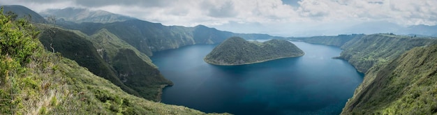 O lindo lago azul Cuicocha dentro da cratera de Cotacachi v