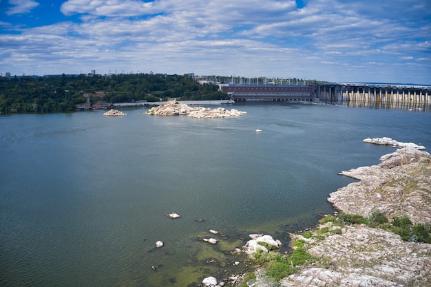 O lindo rio é cercado pela vegetação verde e fresca da cidade