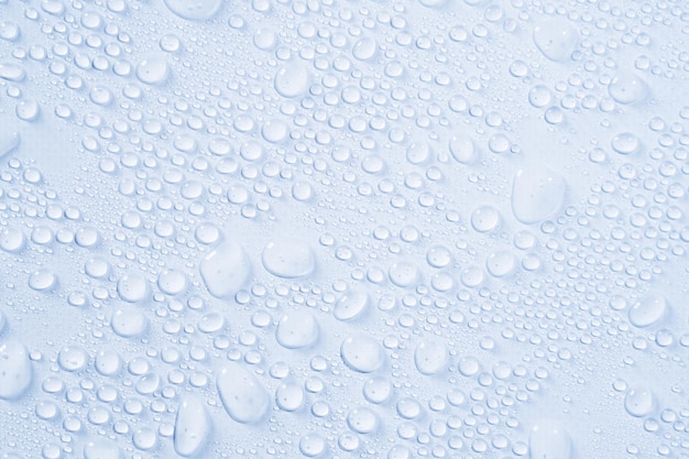 O líquido hidratante de cosméticos cai sobre um fundo pastel branco claro. Ácido hialurônico, tônico ou loção. Foto de alta qualidade