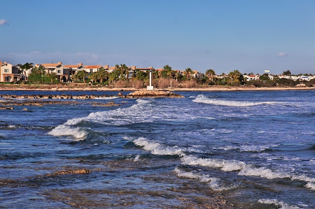 O litoral da vila Chipre de Potamos do mar Mediterrâneo