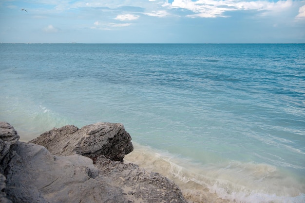 O litoral do mar do Caribe com areia branca e rochas