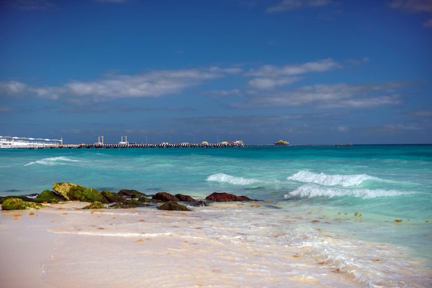 O litoral do mar do Caribe com areia branca e rochas