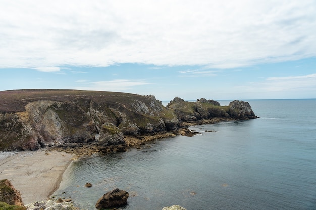 O litoral e a praia de le chateau de dinan, na península de crozon, na bretanha francesa, frança