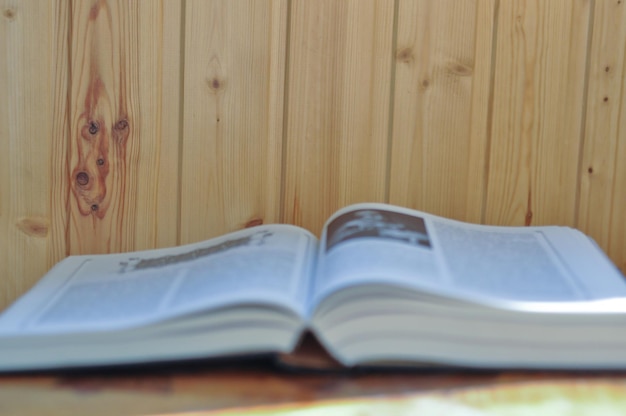 O livro contra uma superfície de madeira