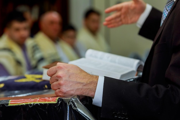 Foto o livro de orações usado pelos judeus nos feriados de barmitzvah