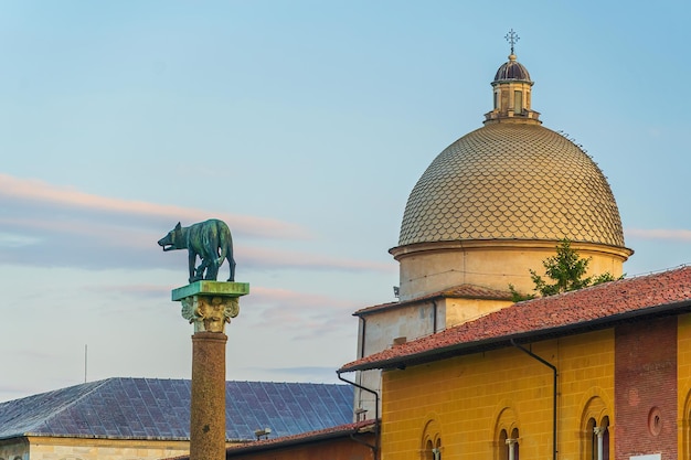 O Lobo Capitolino ou Lupa Capitolina é uma escultura de bronze perto da Torre Inclinada de Pisa