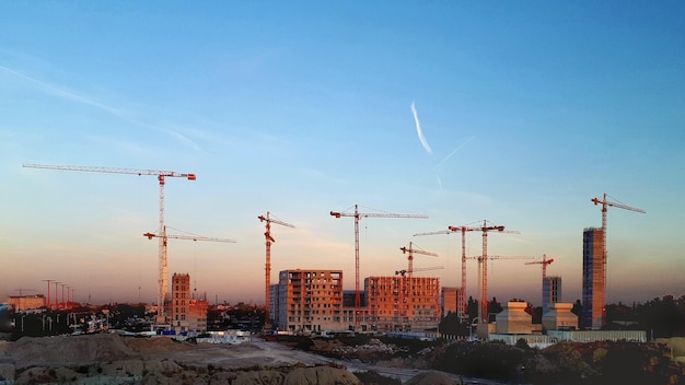O local de construção contra o céu durante o pôr-do-sol