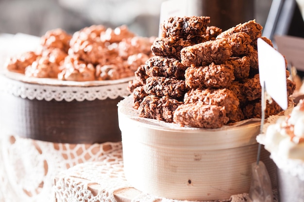 O lote de doces coberto com chocolate amargo colocado em uma barraquinha