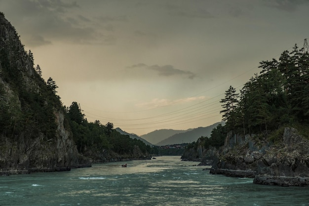 Foto o lugar onde o rio altai chemal deságua no katun