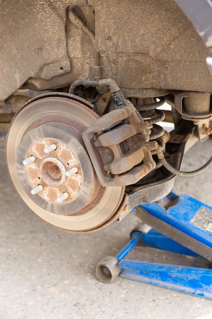 O macaco hidráulico levanta o carro novo para trocar o pneu