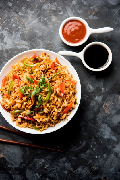 O macarrão vegetal Schezwan é um macarrão Hakka plano picante e saboroso frito com molho e vegetais