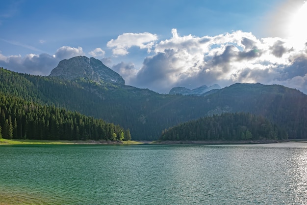 O magnífico lago negro está localizado no parque nacional durmitor, no norte de montenegro.