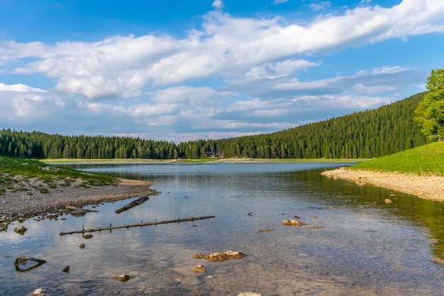 O magnífico Lago Negro está localizado no Parque Nacional Durmitor, no norte de Montenegro