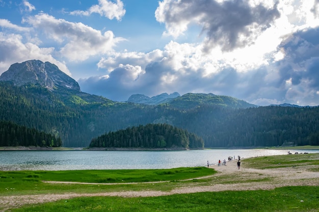 O magnífico Lago Negro está localizado no Parque Nacional Durmitor, no norte de Montenegro