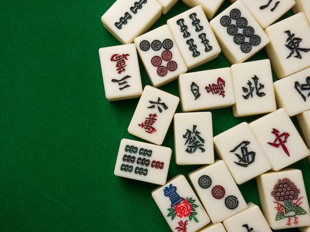 o mahjong na mesa antigo jogo de tabuleiro asiático close-up