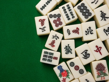 O mahjong na mesa antigo jogo de tabuleiro asiático fecha a imagem