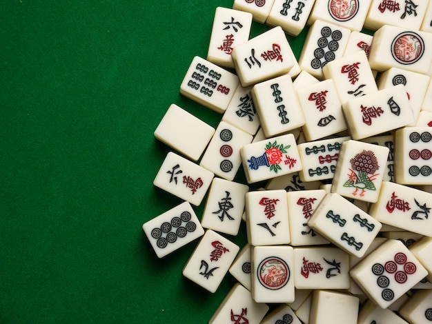 Foto o mahjong na mesa antigo jogo de tabuleiro asiático fecha a imagem