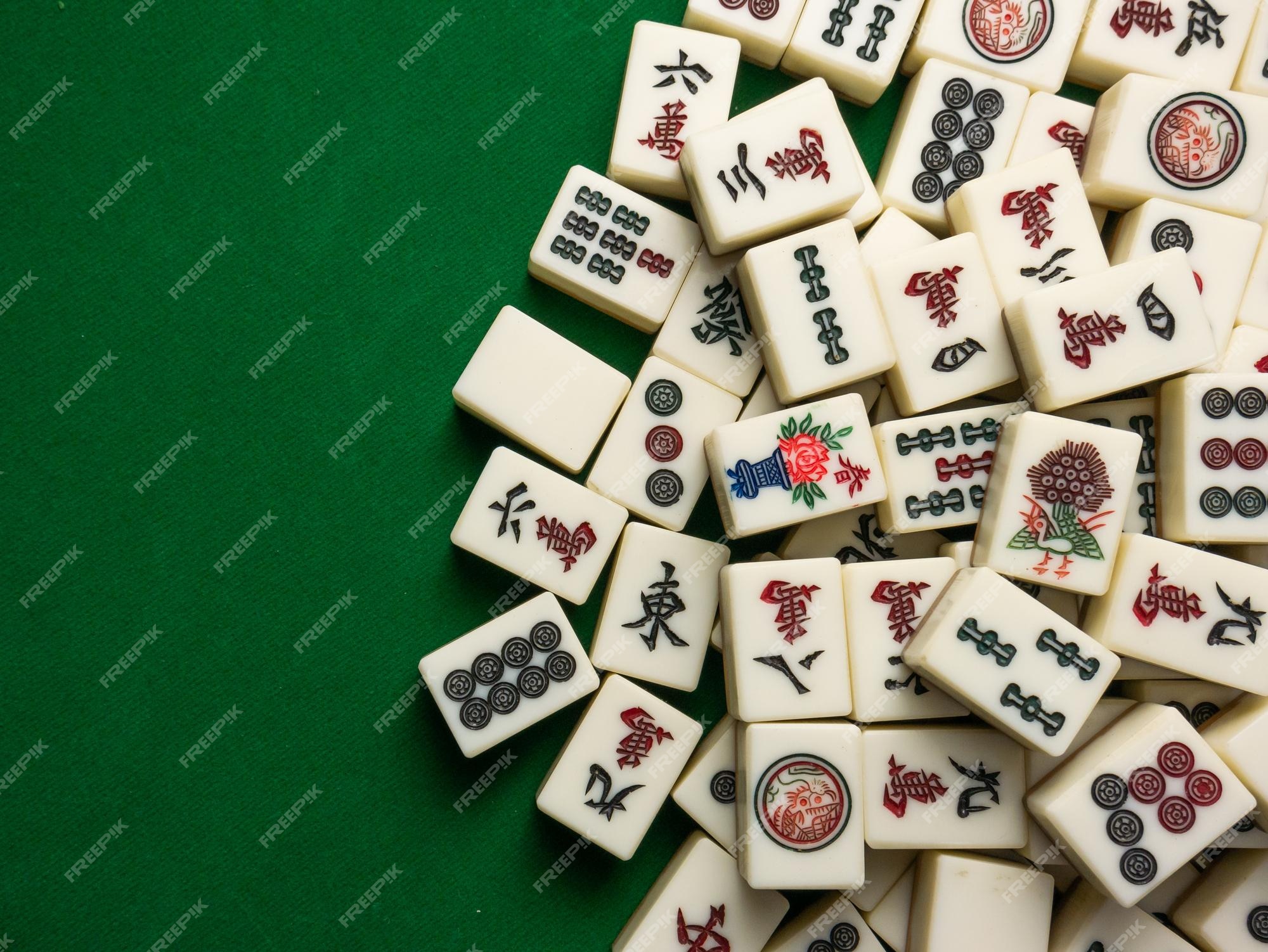 O mahjong na mesa antigo jogo de tabuleiro asiático fecha a imagem