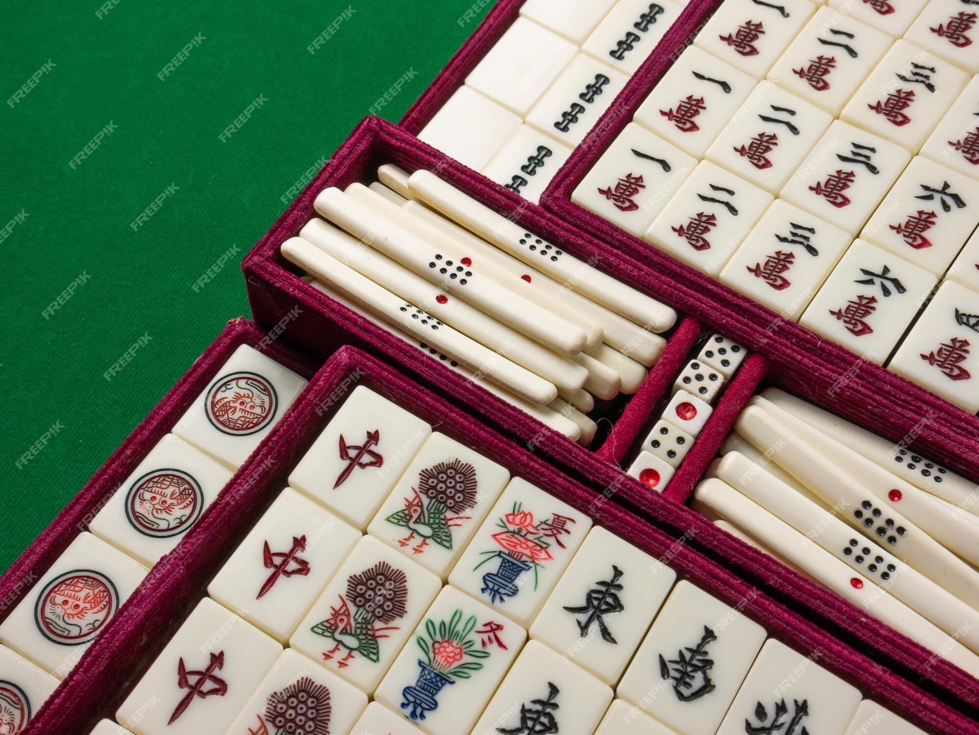 O mahjong na mesa antigo jogo de tabuleiro asiático fecha a