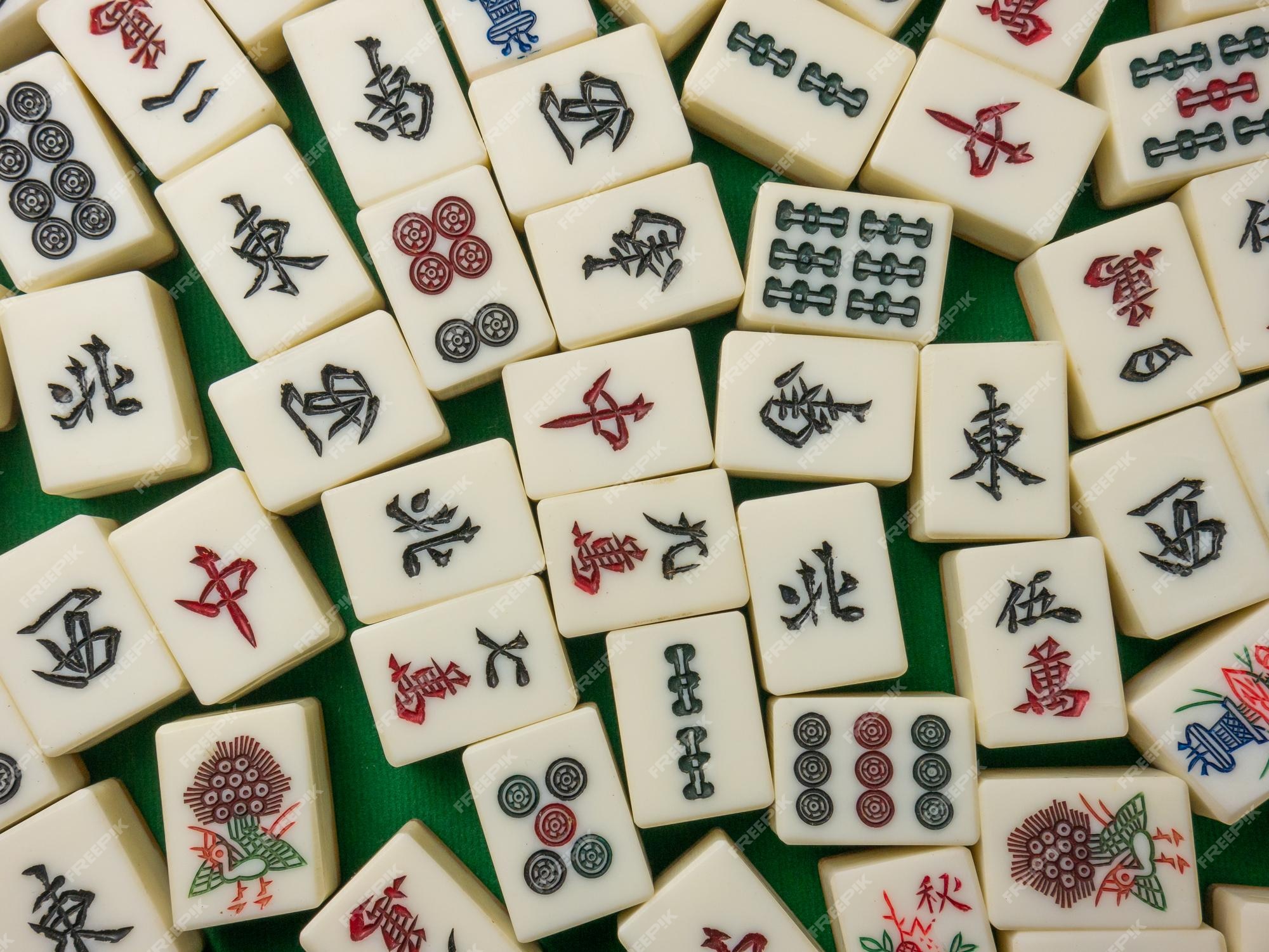 O mahjong na mesa antigo jogo de tabuleiro asiático fecha a imagem