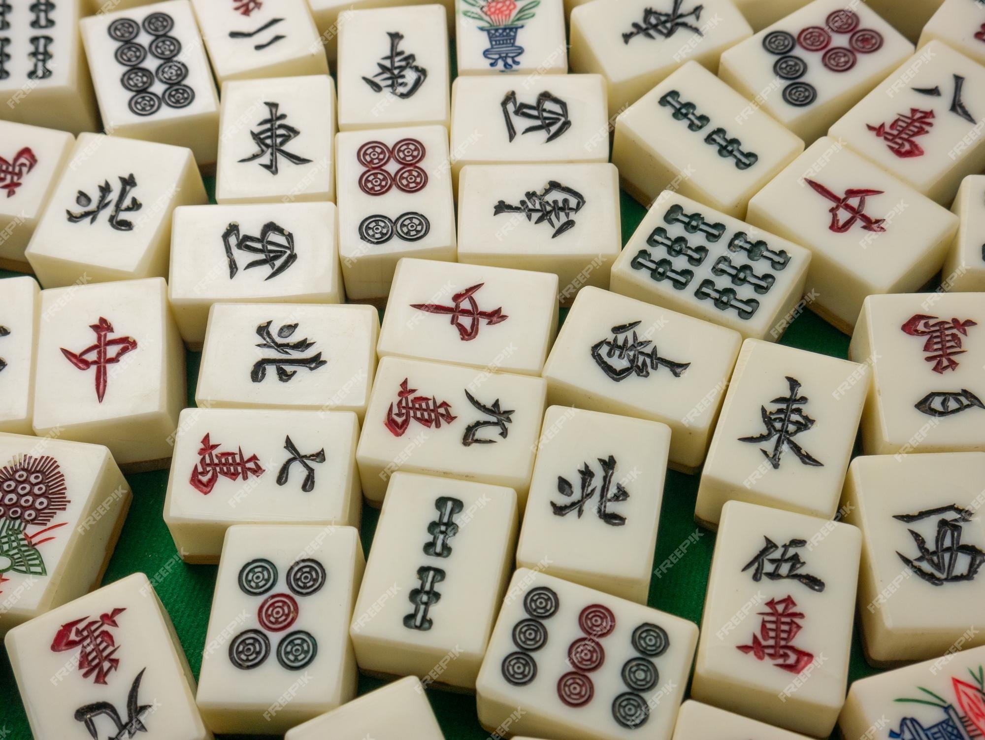 O mahjong na mesa antigo jogo de tabuleiro asiático fecha a imagem