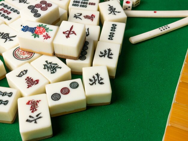 O mahjong na mesa antigo jogo de tabuleiro asiático fecha a imagem