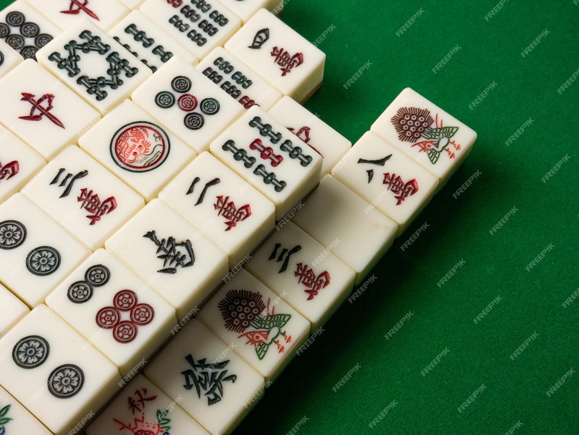 O mahjong na mesa antigo jogo de tabuleiro asiático fecha a