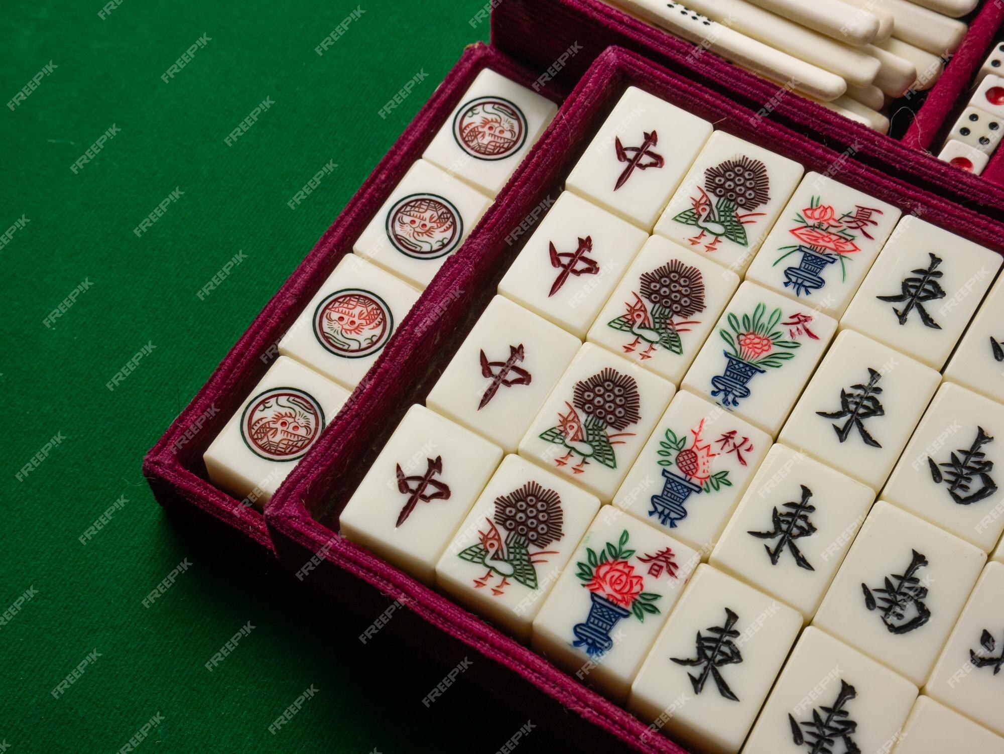 O mahjong na mesa antigo jogo de tabuleiro asiático fecha a imagem